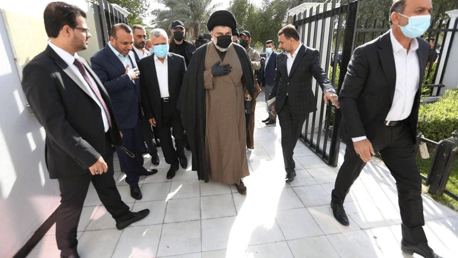 الصدر لدى دخوله الى منزل العامري للاجتماع مع قادة الإطار الشيعي في بغداد في 2 كانون الأول/ ديسمبر 2021 (تويتر)