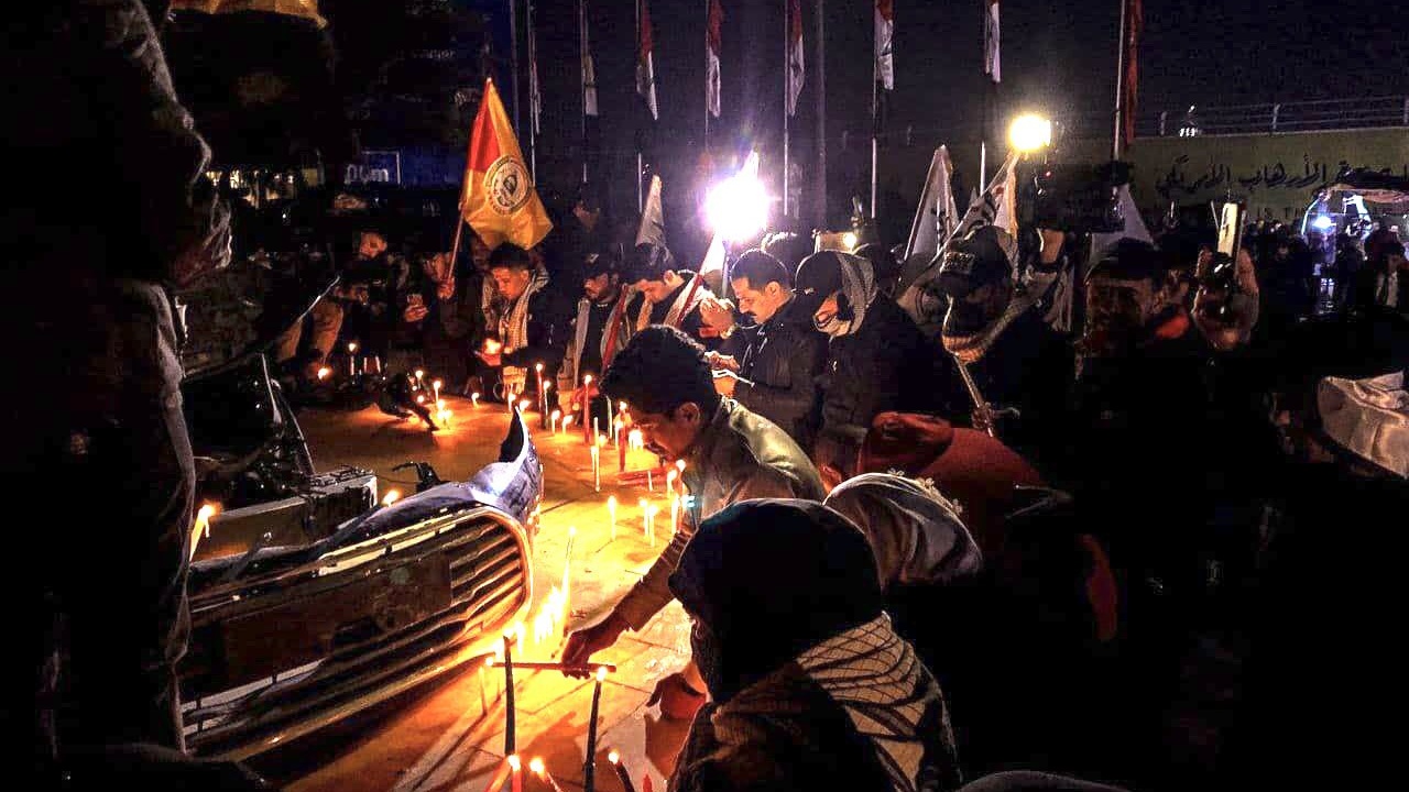 مليشيات الحشد أحيت مساء الأحد الثاني كانون الثاني/ يناير 2022 بالشموع ذكرى سليماني والمهندس في موقع اغتيالهما قرب مطار بغداد الدولي (تويتر)