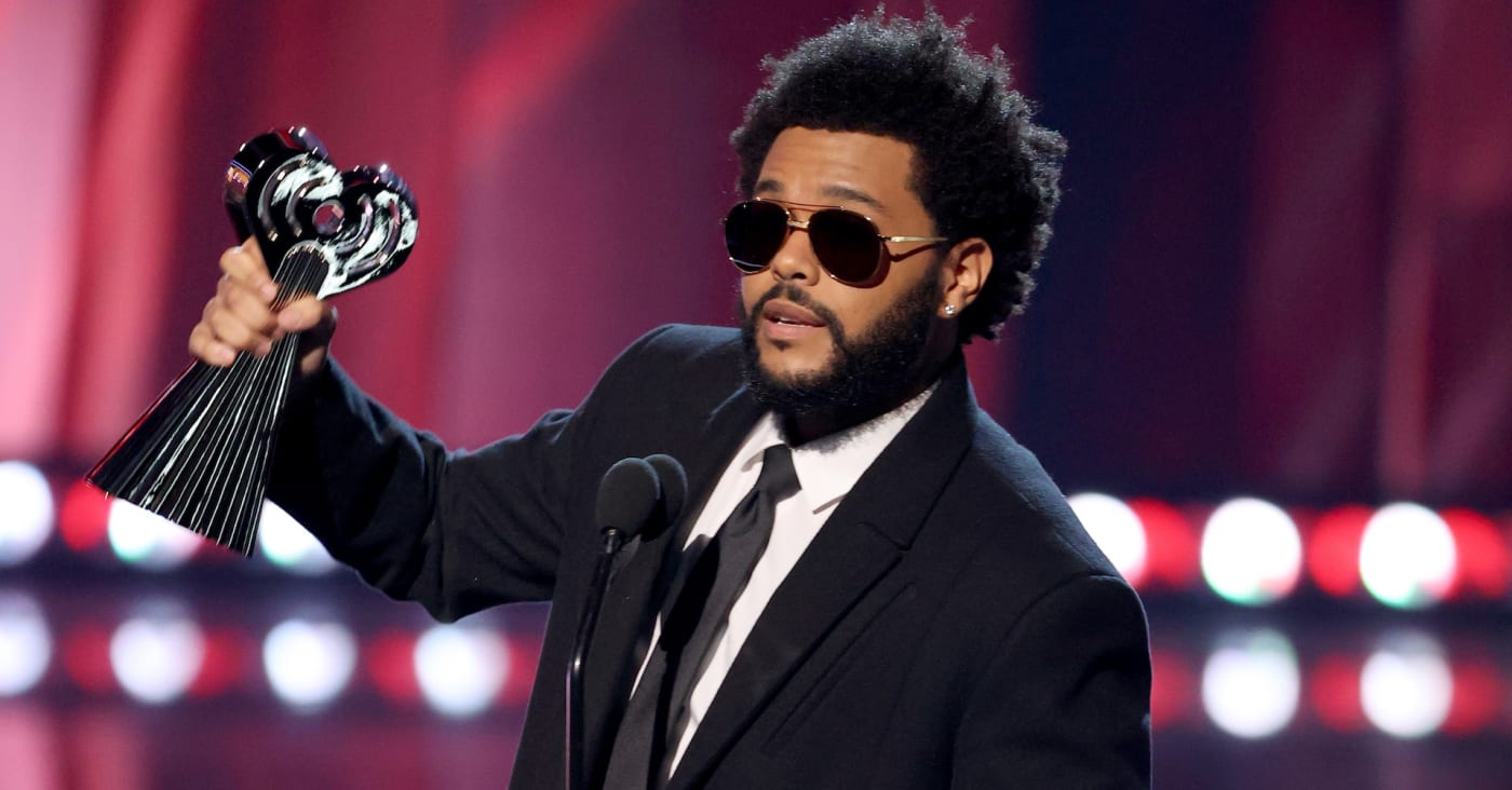 ذي ويكند بألبوم مفاجئ يستعيد ذكريات الـ" أف أم" بمشاركة جيم كاري