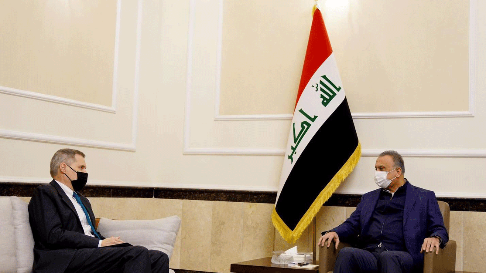 الكاظمي خلال لقائه مع السفير الأميركي لدى العراق ماثيو تولر الاثنين 24 كانون الثاني/ يناير 2022 (صورة من مكتبه الإعلامي)