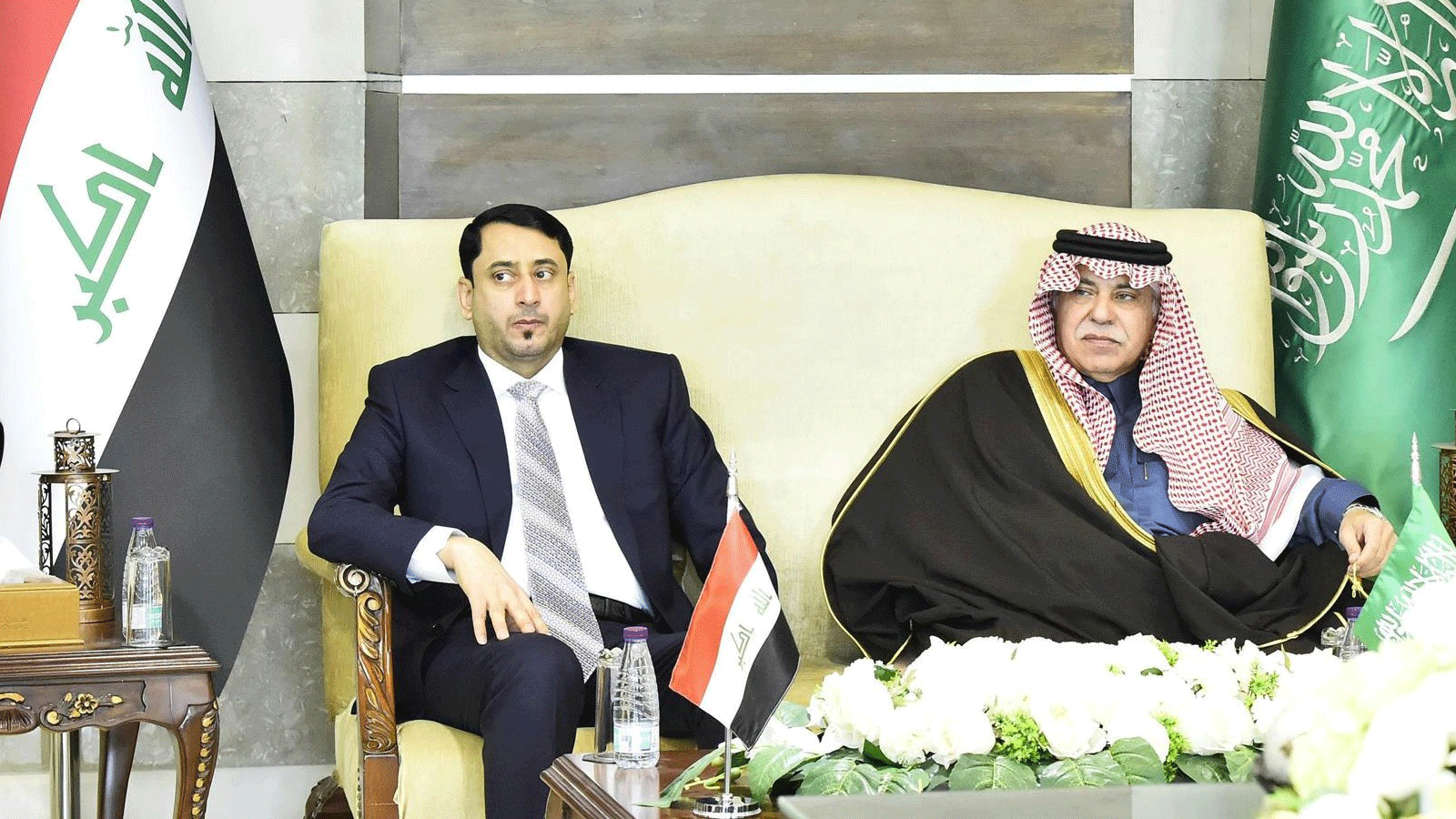 حميد الغزي امين مجلس الوزراء العراقي مع وزير التجارة السعودي ماجد القصبي خلال مؤتمر رجال الاعمال في بلديهما المنعقد حاليا في الرياض (الجزيرة السعودية)