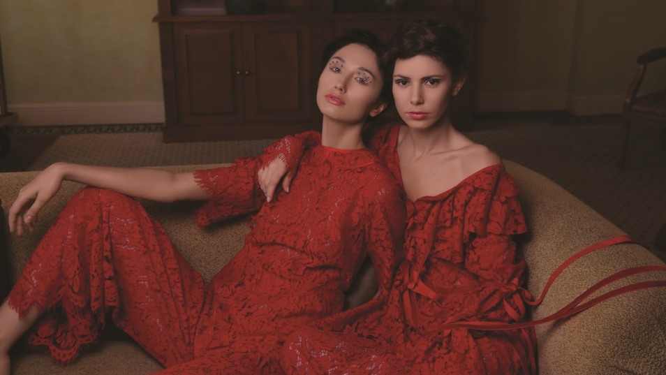 عارضتان‭ ‬ترتديان‭ ‬فستانين‭ ‬متشابهين‭ ‬بالدانتيل‭ ‬الأحمر‭ ‬صممتهما‭ ‬ريما‭ ‬شرفان