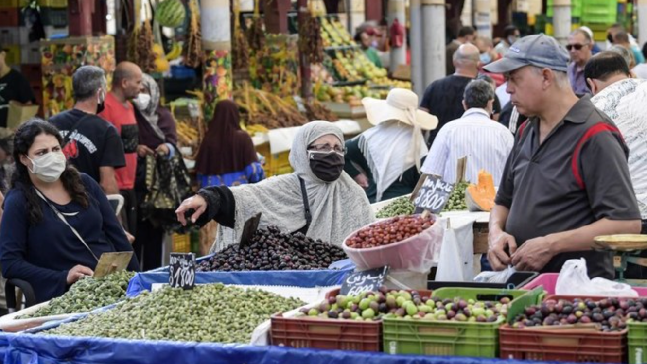 سوق شعبي في تونس: تواجه البلاد تضخماً في الأسعار وسط انتشار البطالة في صفوف الشباب خصوصاً
