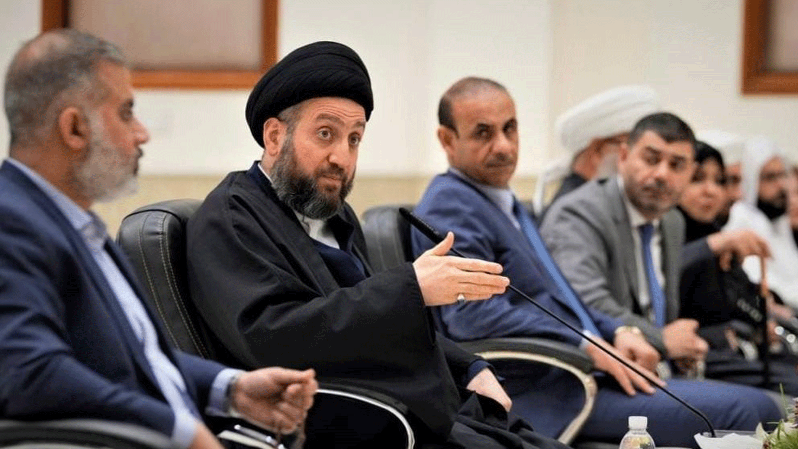 الحكيم متحدثاً الى نخب سياسية واجتماعية ونقابية في بغداد مساء السبت 10 شباط\ فبراير 2022 (مكتبه)