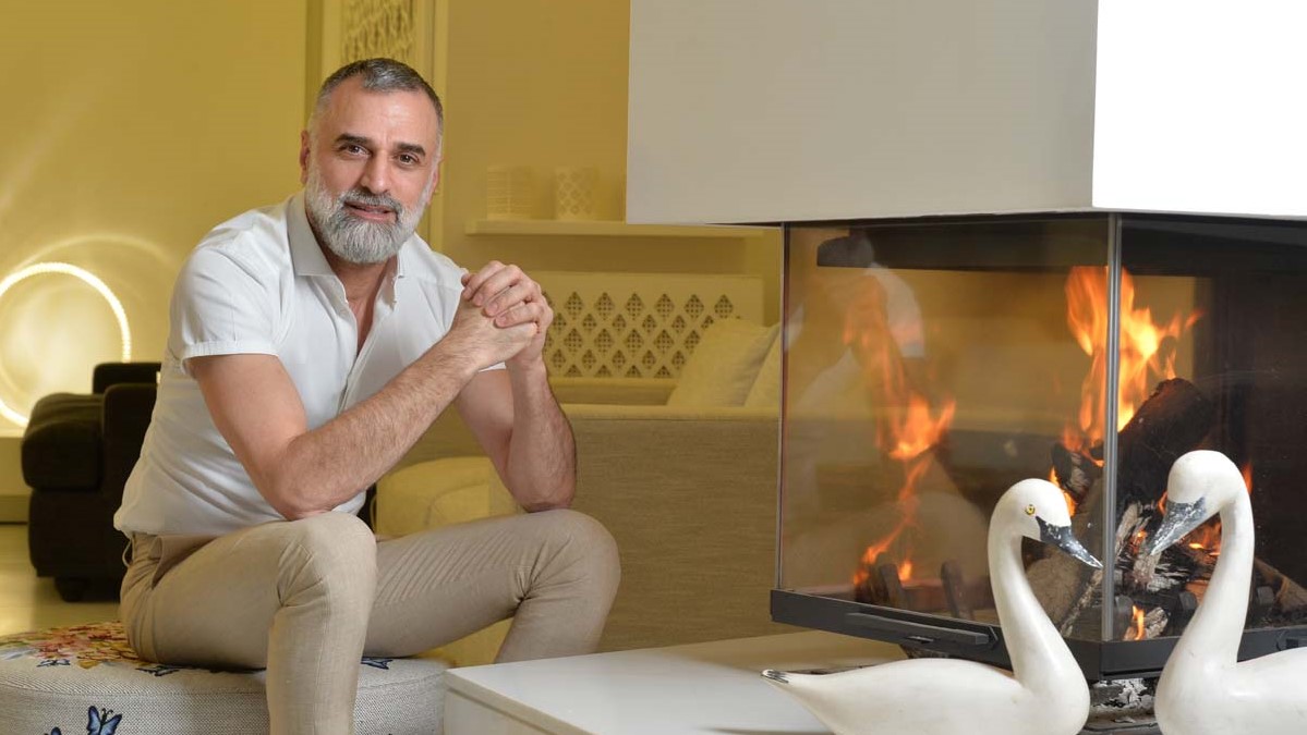 المصمم اللبناني جورج حبيقة في غرفة جلوسه بمنزله في بيروت