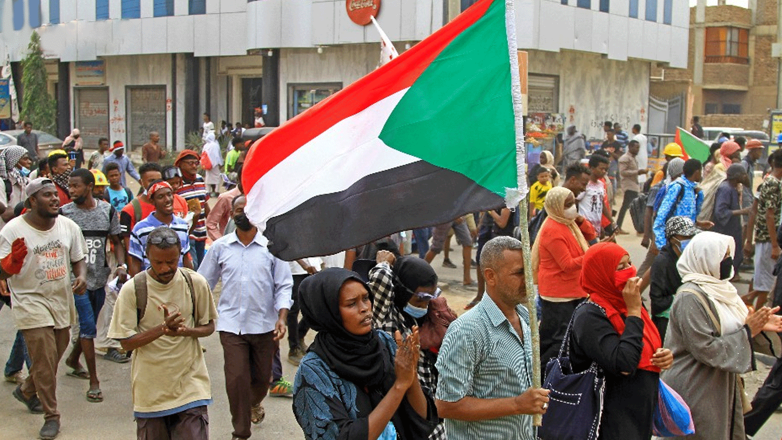 متظاهرون سودانيون يتظاهرون ضد الانقلاب العسكري في أكتوبر الذي أدى إلى اعتقال عشرات الأشخاص في العاصمة الخرطوم في شباط\ 24 فبراير 2022