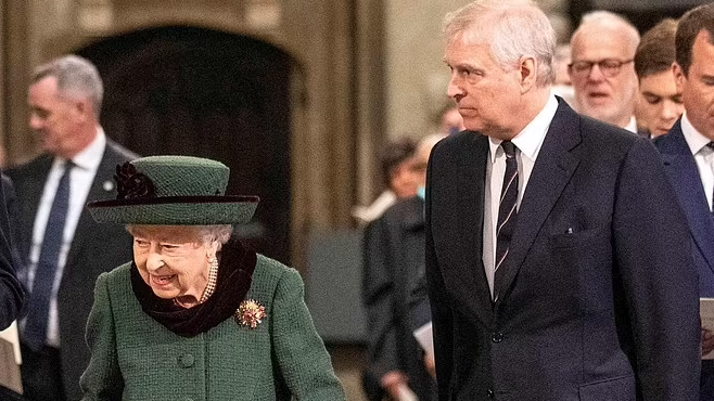 أندرو رافق الملكة لحفل تابين والده الدوق