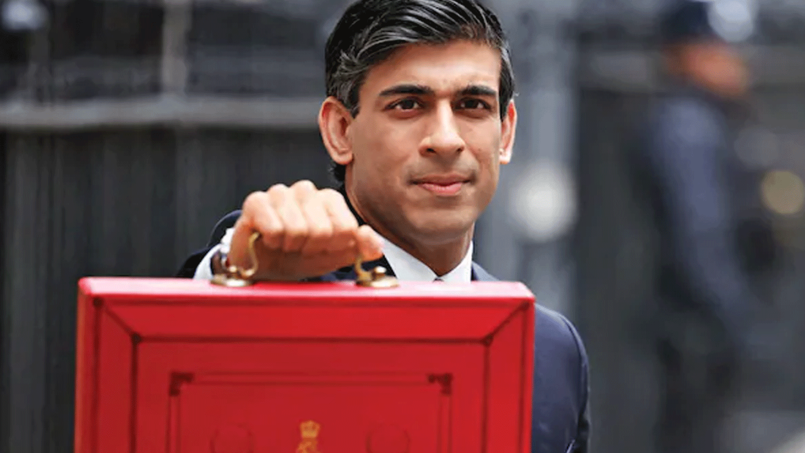 وزير الخزانة البريطاني يعرض الحقيبة المعتادة التي تضم مشروع قانون الموازنة