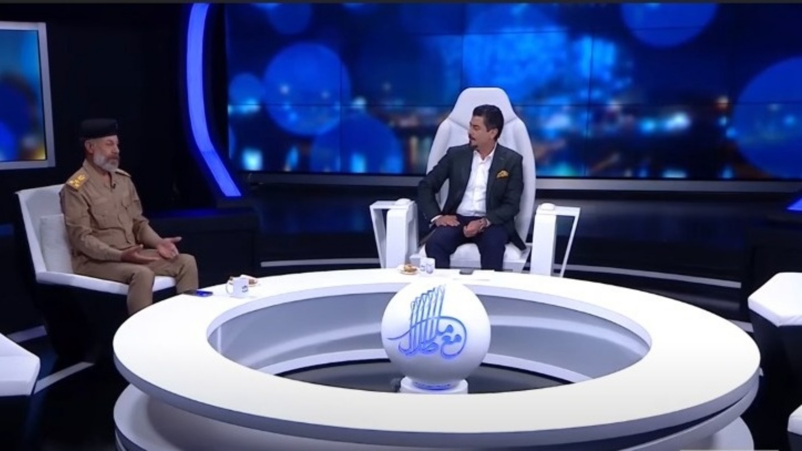 مقدم البرامج أحمد ملا طلال خلال استضافته الاثنين 4 أبريل 2022 الممثل أياد الطائي منتحلاً صفة ضابط رفيع متهماً قيادات الجيش بالفساد (قناة يو تي في)