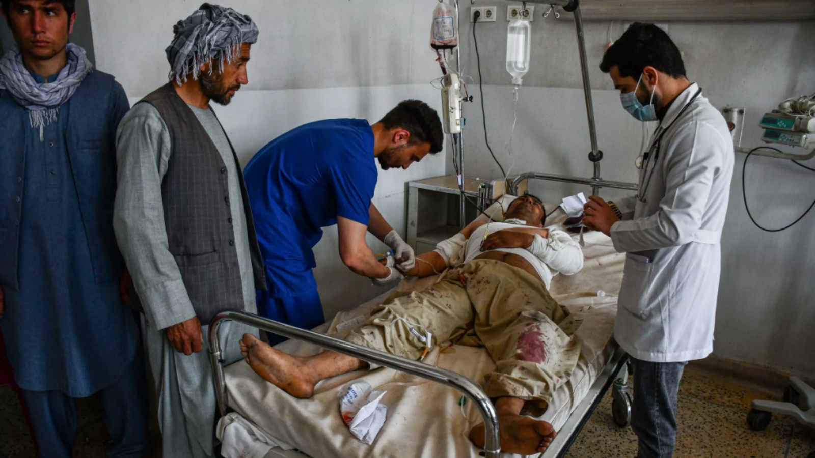 أفغاني أصيب بجروح في تفجير استهدف مسجداً للشيعة في شمال أفغانستان يتلقى العلاج في مستشفى في 21 أبريل 2021