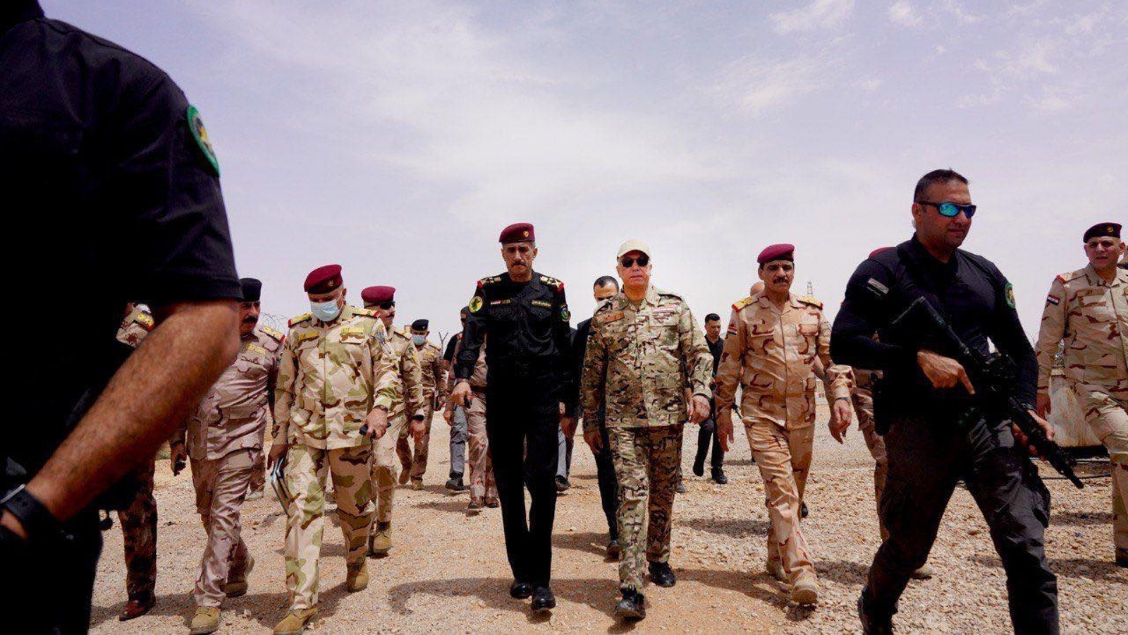 الكاظمي في أقصى الغرب العراقي متفقداً انطلاق عملية الإرادة الصلبة ضد تنظيم داعش السبت 23 أبريل 2022 (مكتبه)