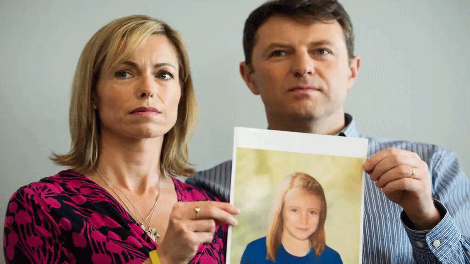 والدا الطفلة مادلين يرفعان صورتها