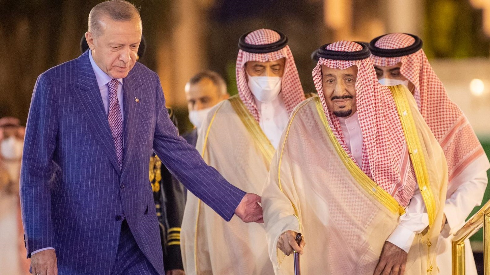 العاهل السعودي الملك سلمان بن عبد العزيز مستقبلاً الرئيس التركي رجب طيب إردوغان في قصر السلام بجدة مساء 28 أبريل 2022