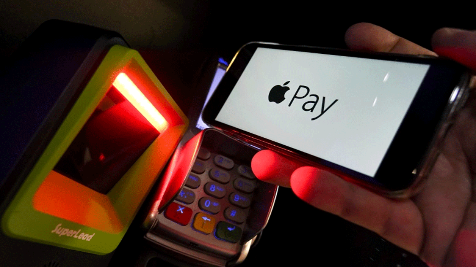 عملية دفع تتم عبر Apple Pay على هاتف ذكي(الأناضول)