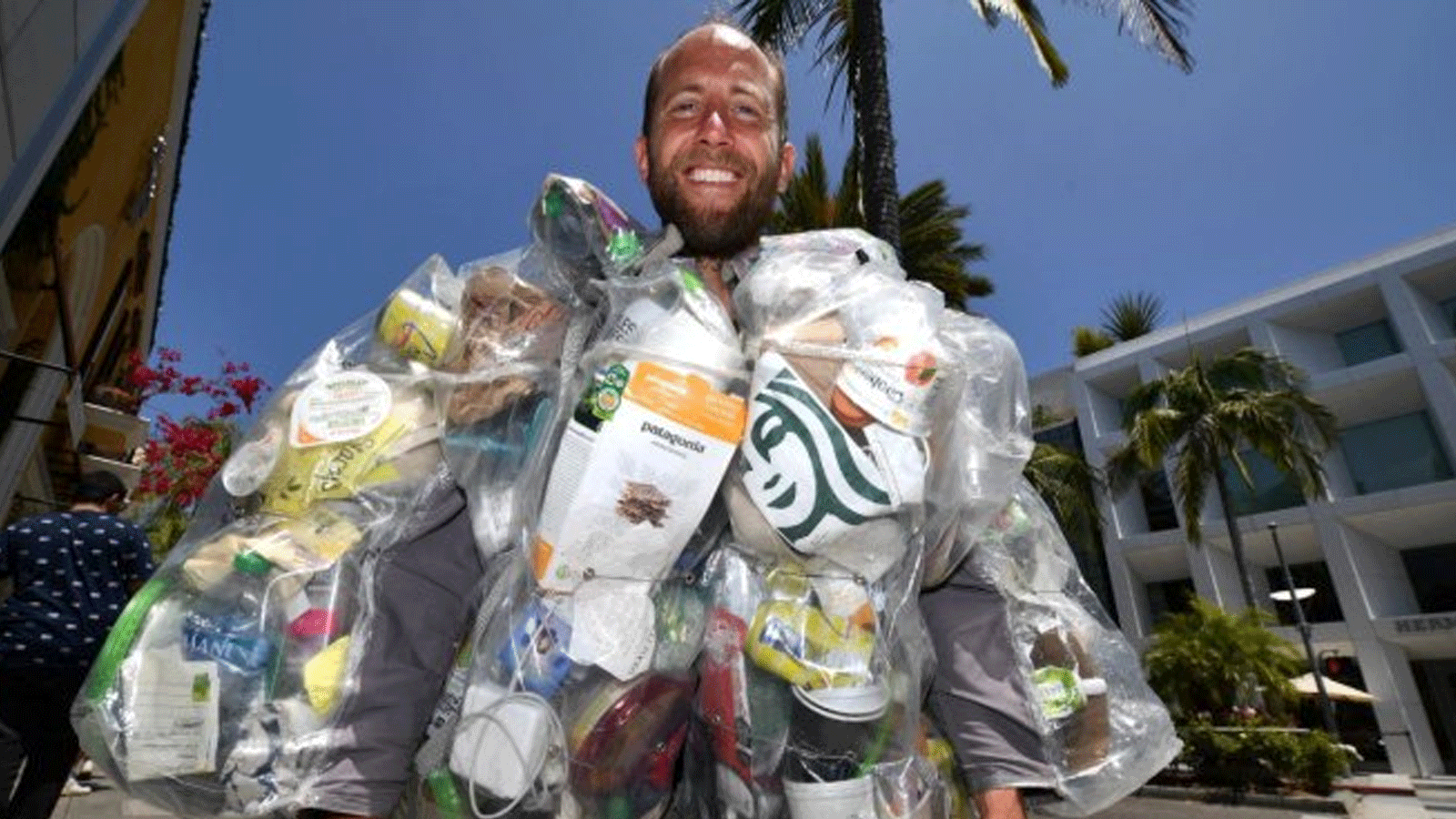 الناشط البيئي روب غرينفيلد يجوب الشوارع حاملا 28 كيلو من النفايات