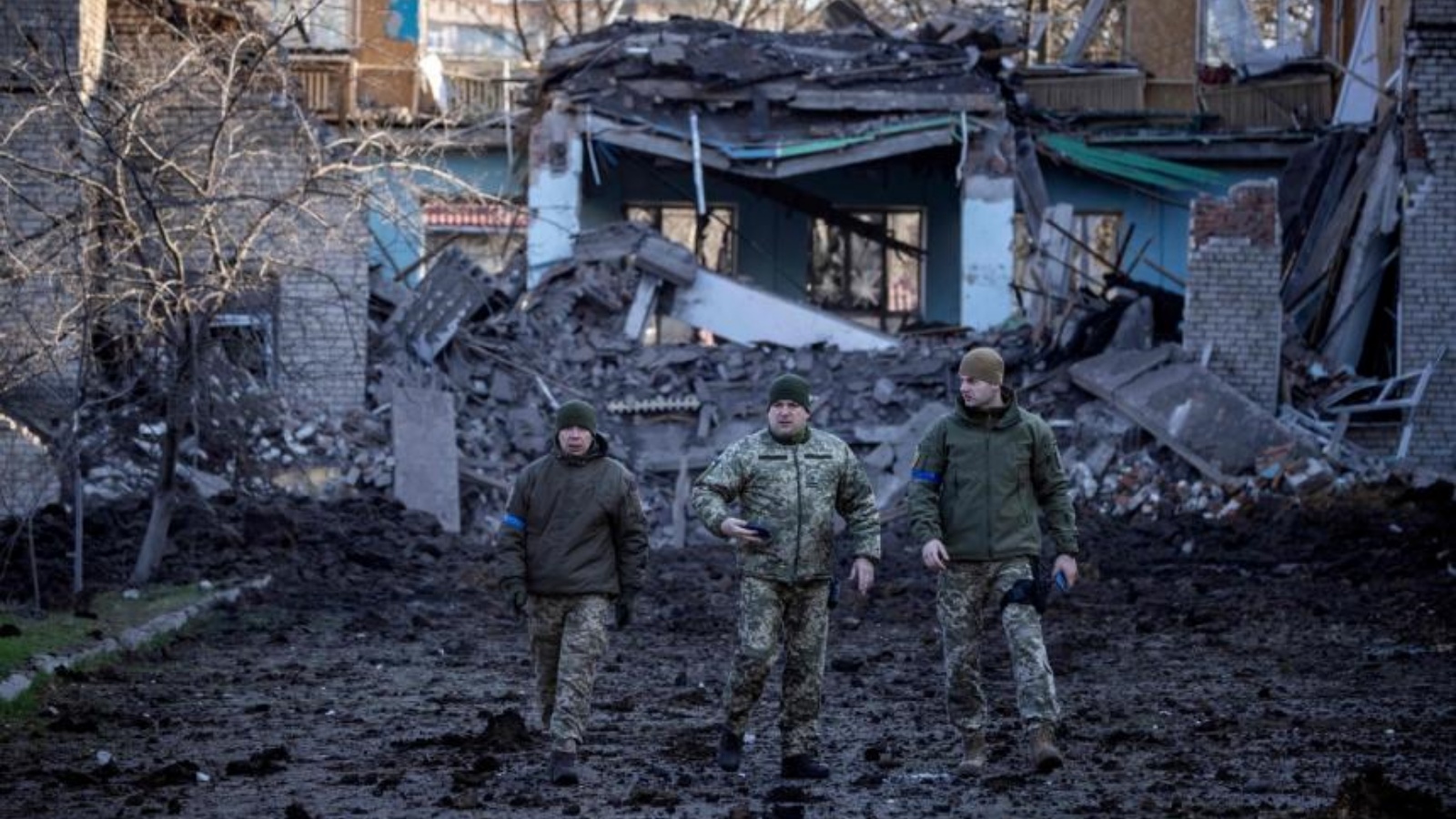جنود يمشون بالقرب من مدرسة مدمرة في كراماتورسك، منطقة دونباس بشرق أوكرانيا، في 5 أبريل 2022