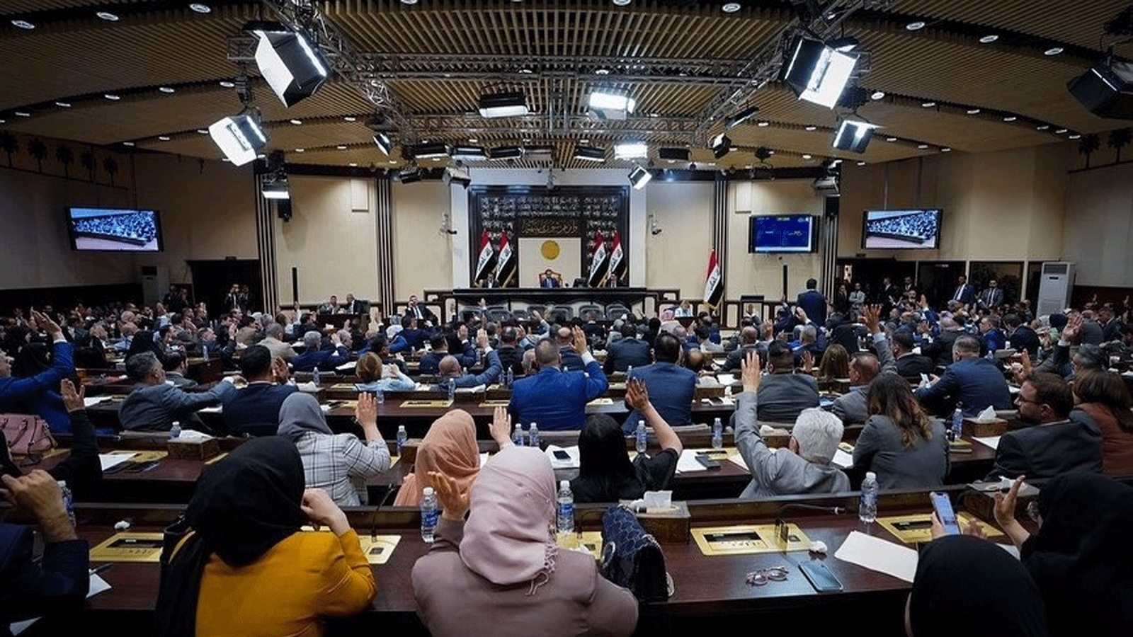 البرلمان العراقي يصوّت على أحد القوانين المعروضة عليه (إعلام البرلمان)