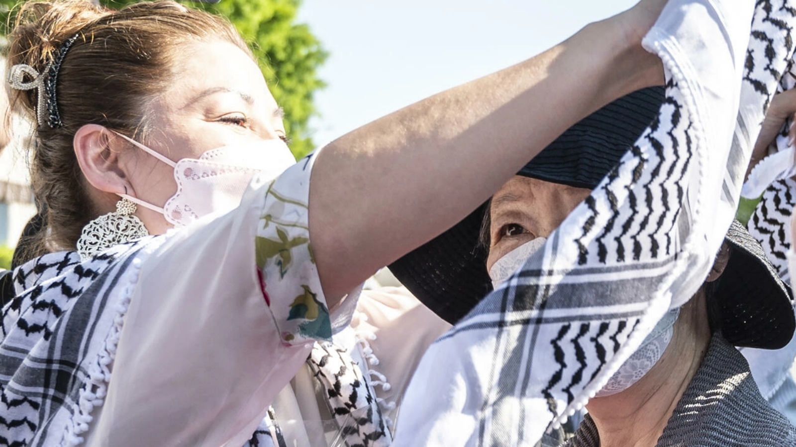ماي تضع الكوفية الفلسطينية حول عنق والدتها شيغينوبو بعد اطلاق سراحها في طوكيو