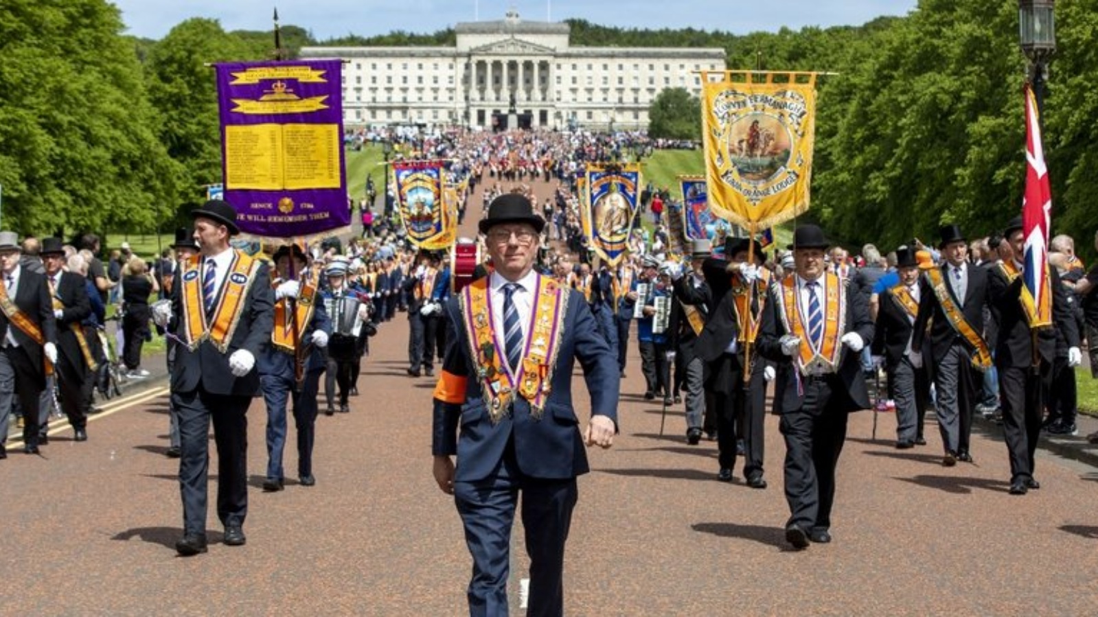 الآلاف من الوحدويين الموالين لبريطانيا تجمعوا في بلفاست السبت للاحتفال بالذكرى المئوية لتأسيس إيرلندا الشمالية