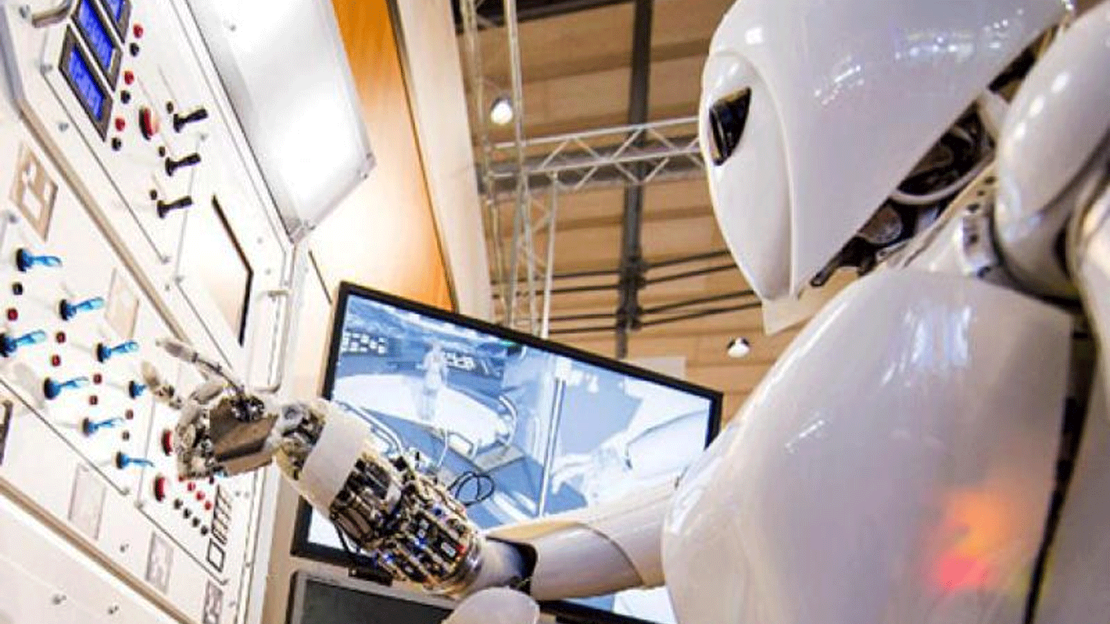 التشغيل الآلي في مكان العمل، بما في ذلك استخدام الذكاء الاصطناعي (AI) والروبوتات، آخذ في الازدياد حتى في صناعة الأدوية