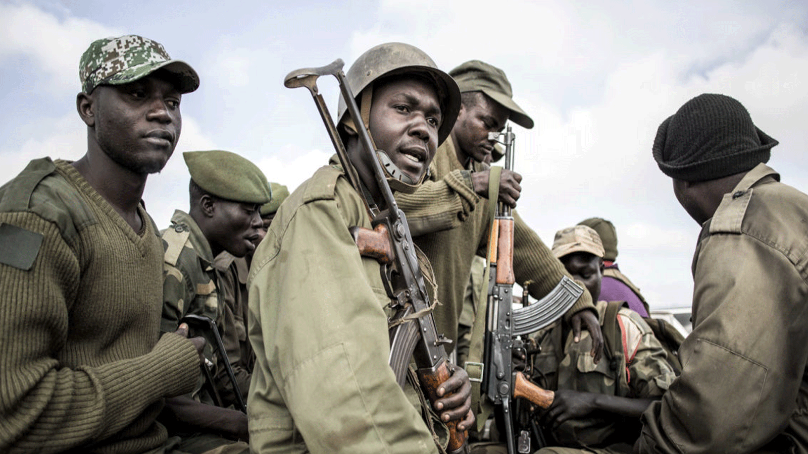 جنود من القوات المسلحة لجمهورية الكونغو الديمقراطية يستعدون لمرافقة العاملين الصحيين الملحقين ببرامج الاستجابة للإيبولا في 18 أيار\مايو 2019 في بوتيمبو، شمال كيفو.