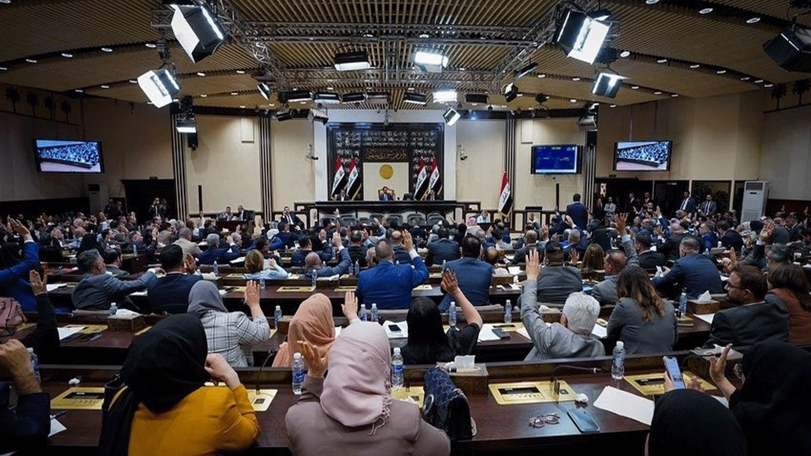 لقطة أرشيفية خلال التصويت في إحدى جلسات البرلمان العراقي(اعلام البرلمان)