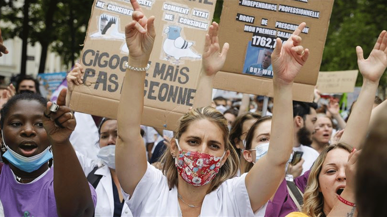 متظاهرون يشاركون في مظاهرة للمطالبة بتحسين ظروف عمل العاملين الصحيين، في باريس