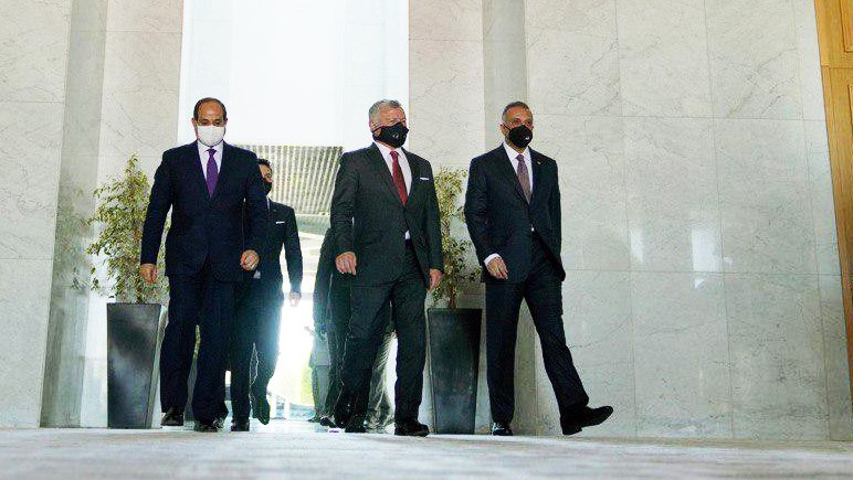 الكاظمي مع العاهل الاردني الملك عبدالله الثاني والرئيس المصري عبد الفتاح السيسي في قمة عمان الثلاثية في اب اغسطس عام 2020 (مكتبه)