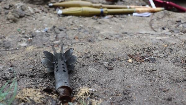 بقايا قذيفة روسية سقطت على ليسيتشانسك قبيل سقوط المدينة في أيدي الروس
