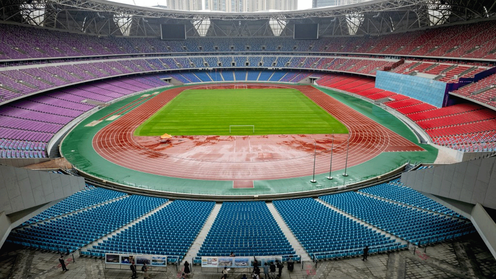 منظر داخلي لـ 'The Lotus'، الملعب الأولمبي الرياضي في Hangzhou، والذي سيكون موقعًا رئيسيًا للألعاب الآسيوية المقبلة في خريف 2023