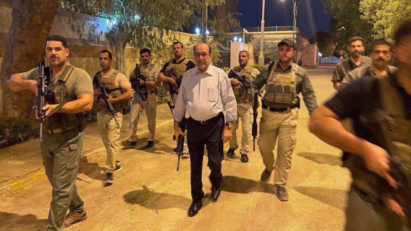 المالكي حاملاً سلاحه محاطاً بتسعة من الحراس الأمنيين المدججين بالسلاح داخل المنطقة الخضراء الاربعاء 27 يوليو 2022 اثر اقتحام المحتجين من أنصار الصدر للمنطقة (تويتر)