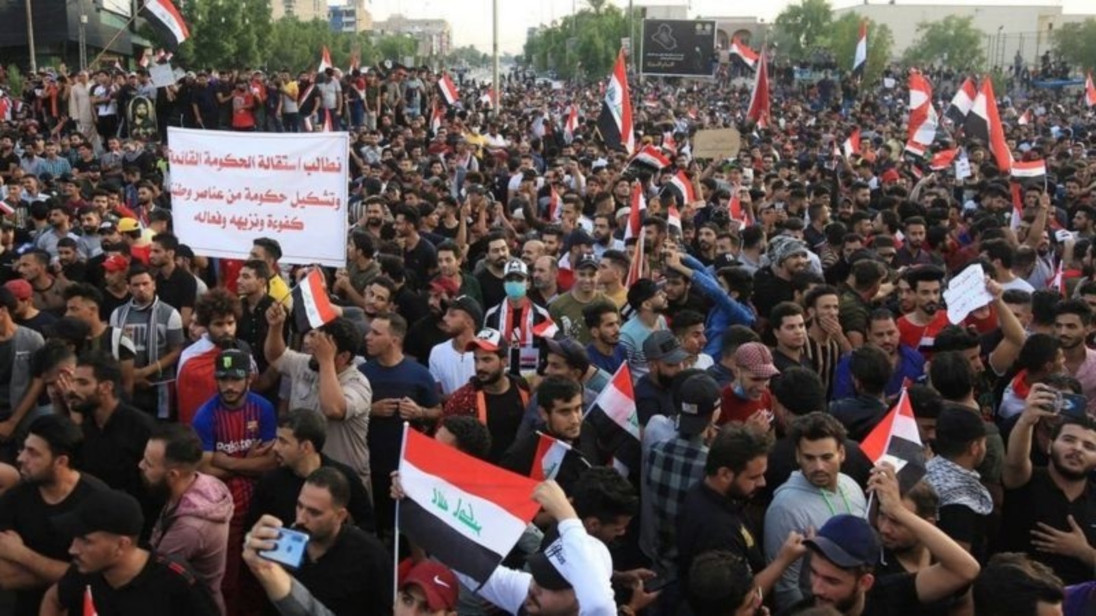 عراقيون يتظاهرون ضد الفساد خلال انتفاضتهم التي اندلعت ازاخر عام 2019 وأسقطت الحكومة (أف ب)