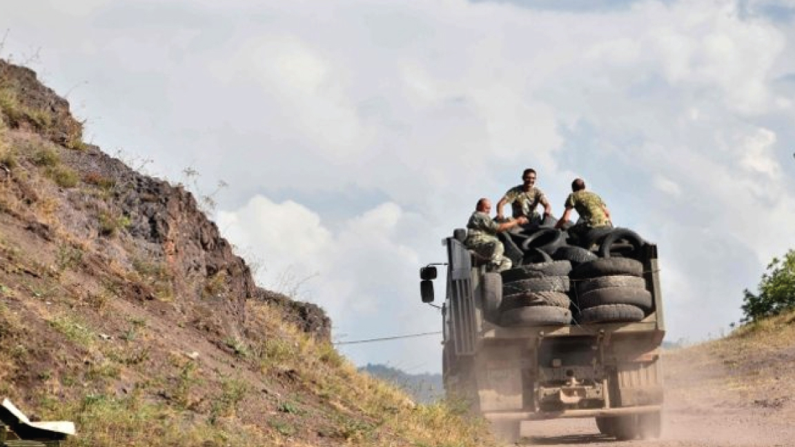 صورة من الأرشيف لشاحنة عسكرية أذرية على الحدود مع أرمينيا