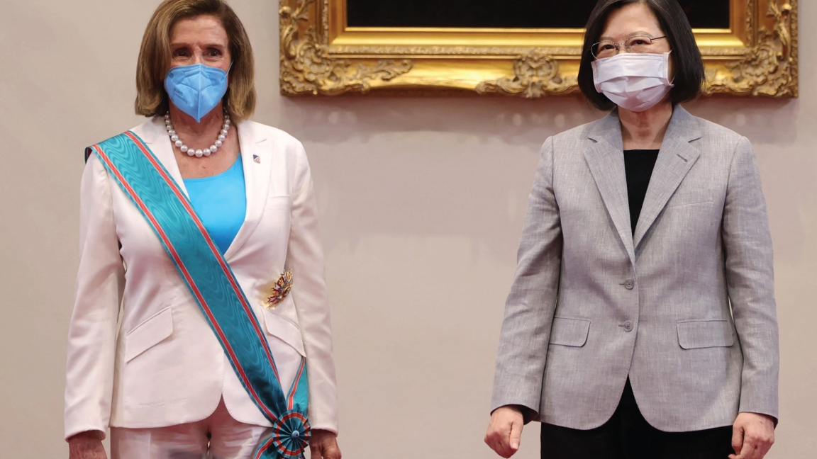 رئيسة مجلس النواب الأميركي نانسي بيلوسي (إلى اليسار) مع رئيسة تايوان تساي إنغ ون في المكتب الرئاسي في تايبيه