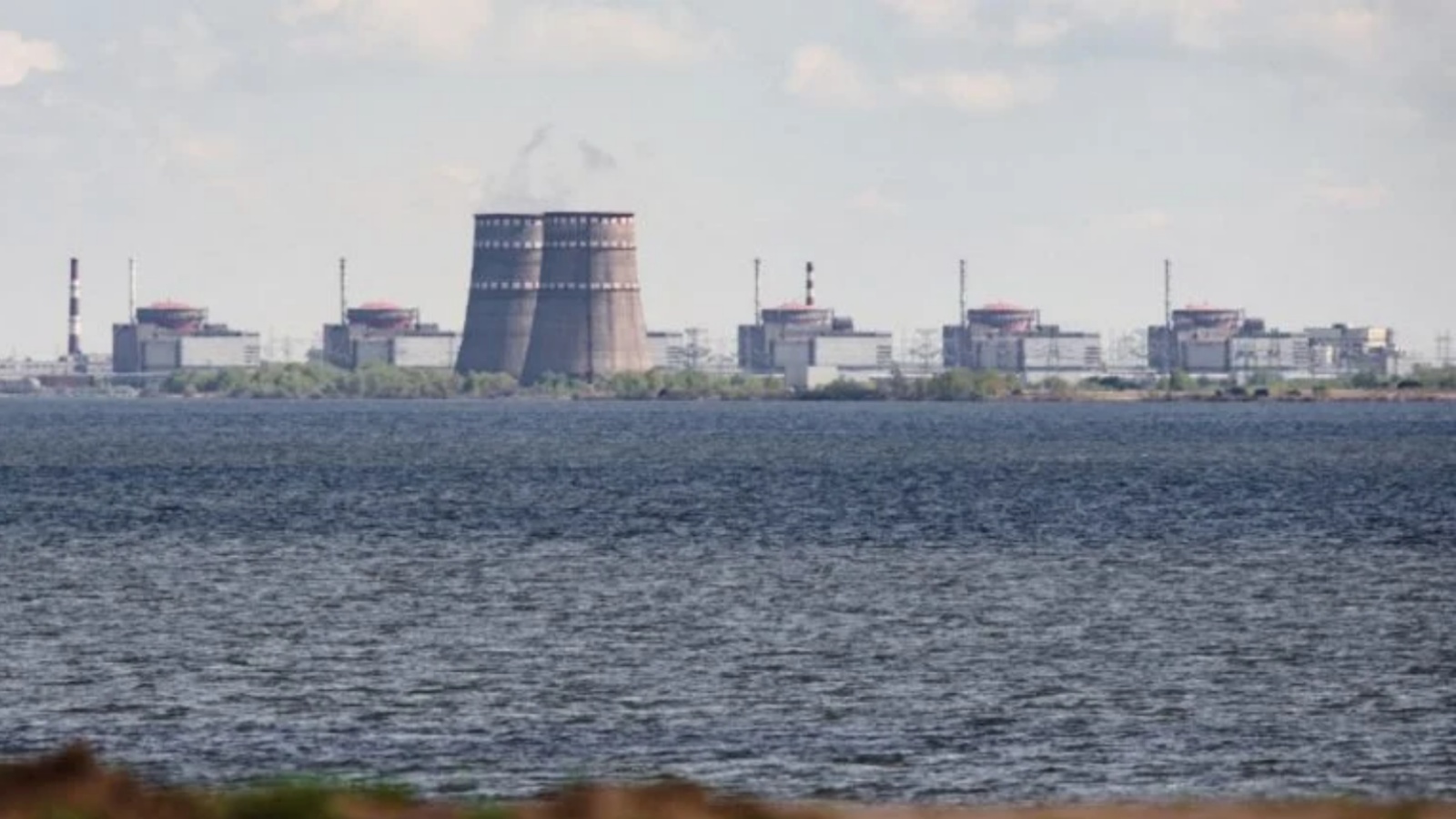 في صورة الملف هذه التي التقطت في 27 أبريل 2022 ، تُظهر منظرًا عامًا لمحطة الطاقة النووية زابوريجيا، الواقعة في منطقة Enerhodar الخاضعة للسيطرة الروسية، والتي شوهدت من نيكوبول