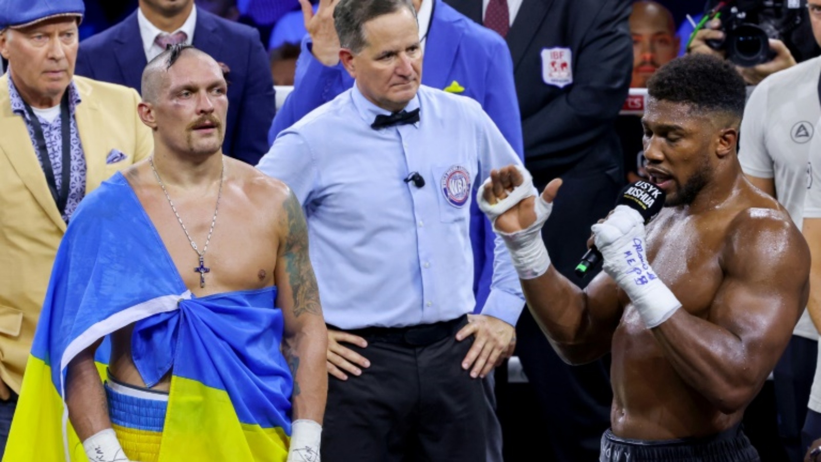 الملاكم البريطاني أنتوني جوشوا يتحدث بعد خسارته نزاله في الوزن الثقيل ضد الأوكراني أولكسندر أوسيك. جدة، السعودية، في 20 اأغسطس 2022