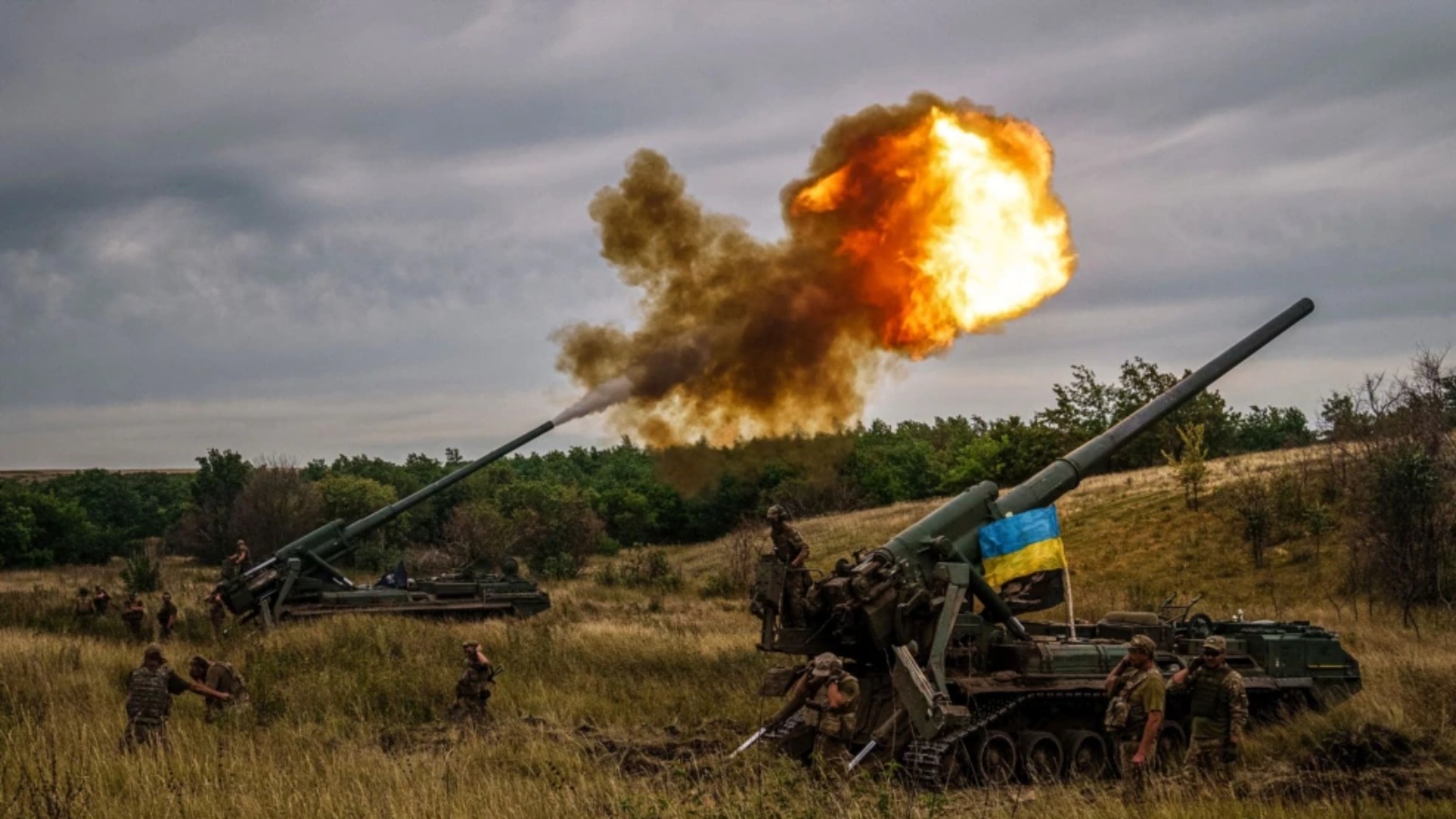 جنود أوكرانيون يطلقون نيران مدافع ذاتية الدفع 2S7 Pion في منطقة دونيتسك بأوكرانيا في 26 أغسطس
