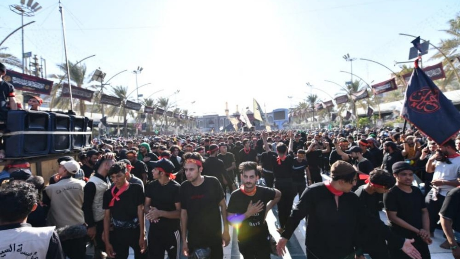 حشود من المشاركين في أربعينية الإمام الحسين في كربلاء حيث بلغت المناسبة ذروتها الجمعة 16 سبتمبر 2022 (إعلام عراقي)