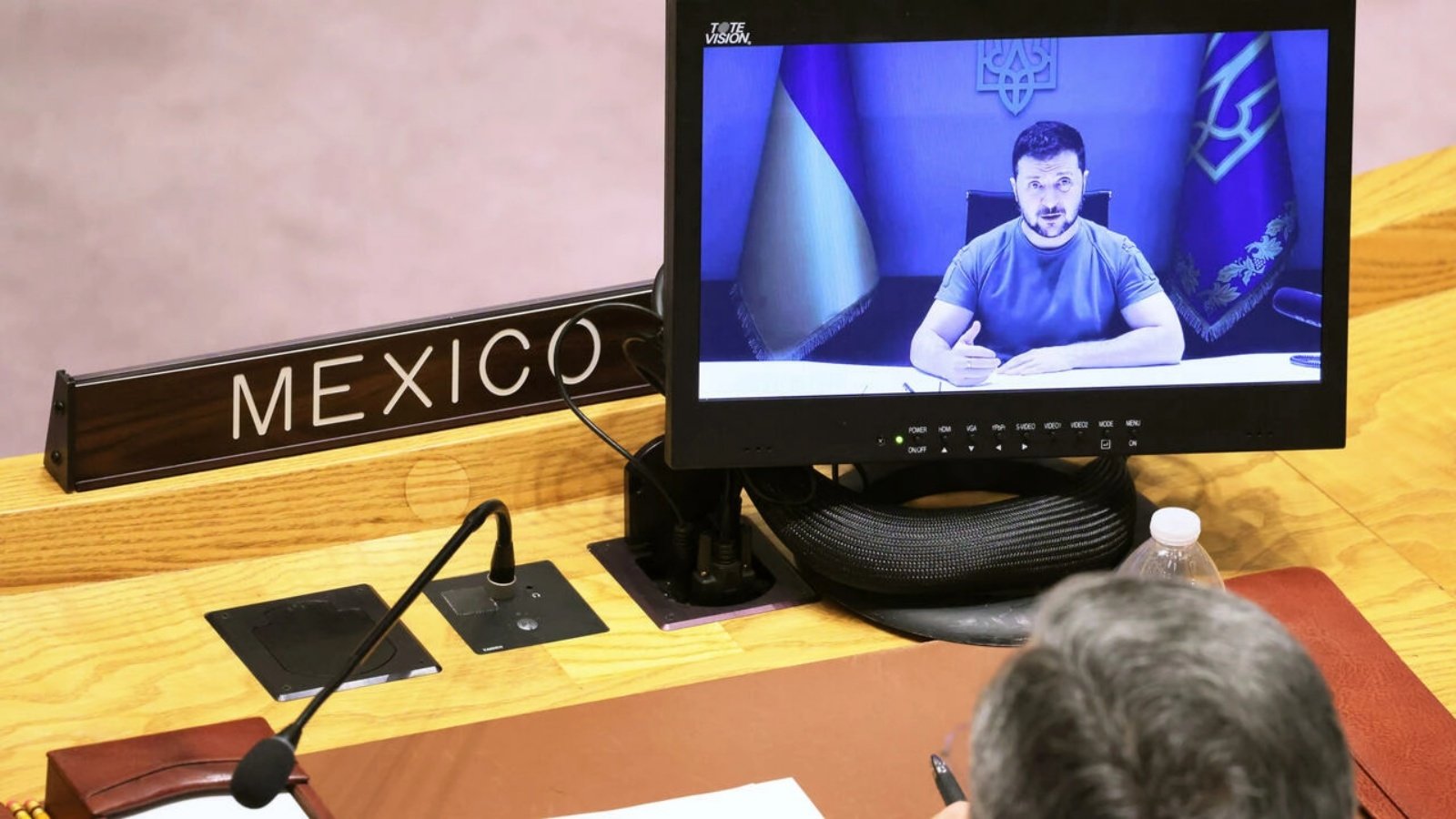 سفير المكسيك لدى الأمم المتحدة خوان رامون دي لا فوينتي راميريز يستمع بينما يخاطب الرئيس الأوكراني فولوديمير زيلينسكي اجتماعًا لمجلس الأمن الدولي في مقر الأمم المتحدة لمناقشة النزاع في أوكرانيا في 27 سبتمبر 2022