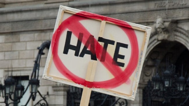 يافطة تدعو لمواجهة جرائم الكراهية في لندن