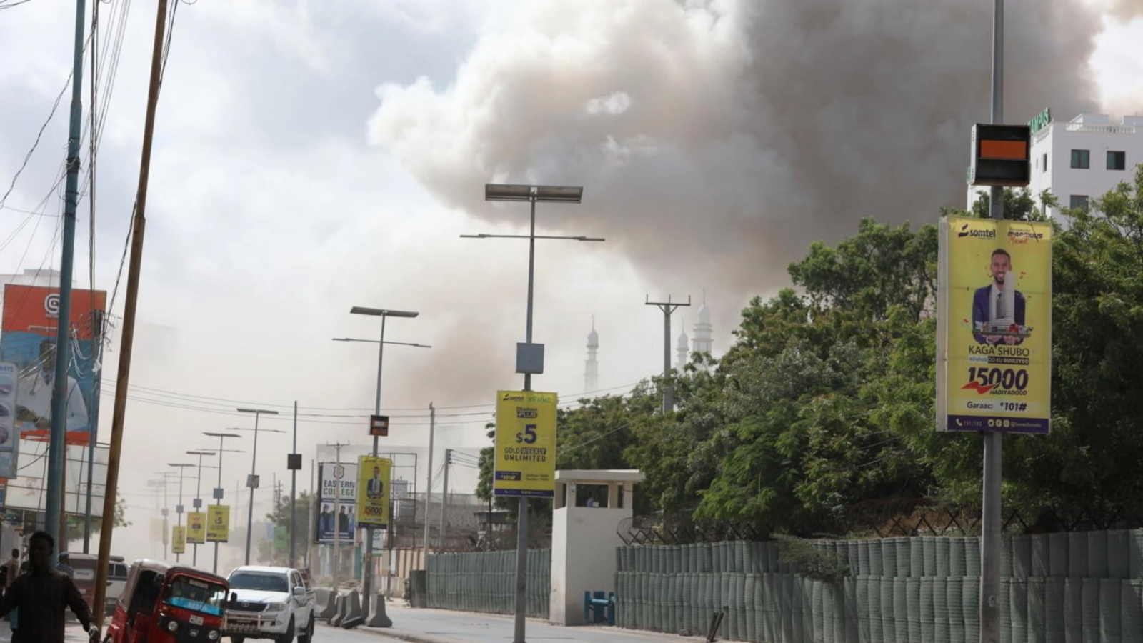 دخان يتصاعد من محيط وزارة التربية في مقديشو بعد انفجار سيارتين مفخختين في 29 أكتوبر 2022