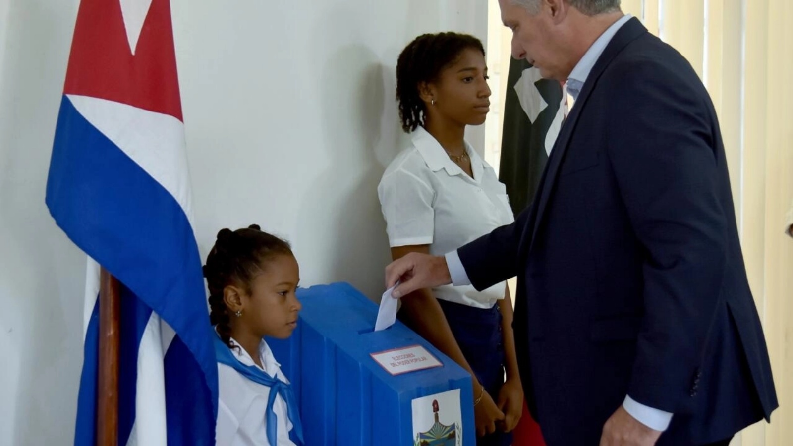 صورة مؤرخة في 27 نوفمبر 2022 للرئيس الكوبي ميغيل دياز-كانيل خلال تصويته في الانتخابات البلدية في هافانا
