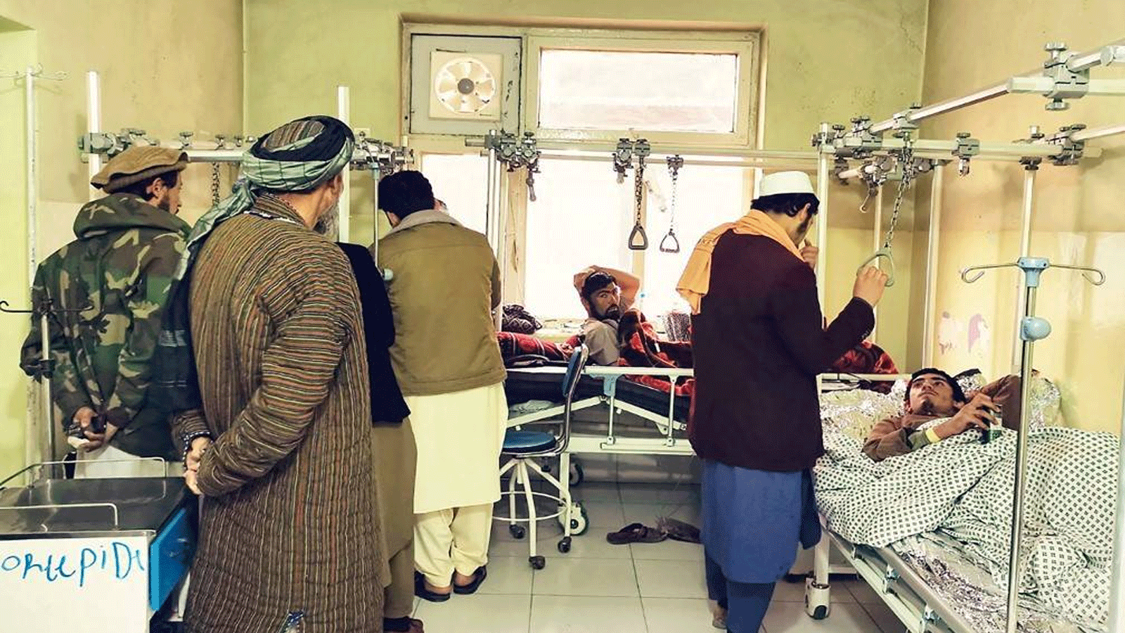جرحى أفغان يتلقون العلاج في مستشفى في أعقاب انفجار في مدرسة في مدينة أيبك بمقاطعة سامانجان في 30 تشرين الثاني\نوفمبر 2022.