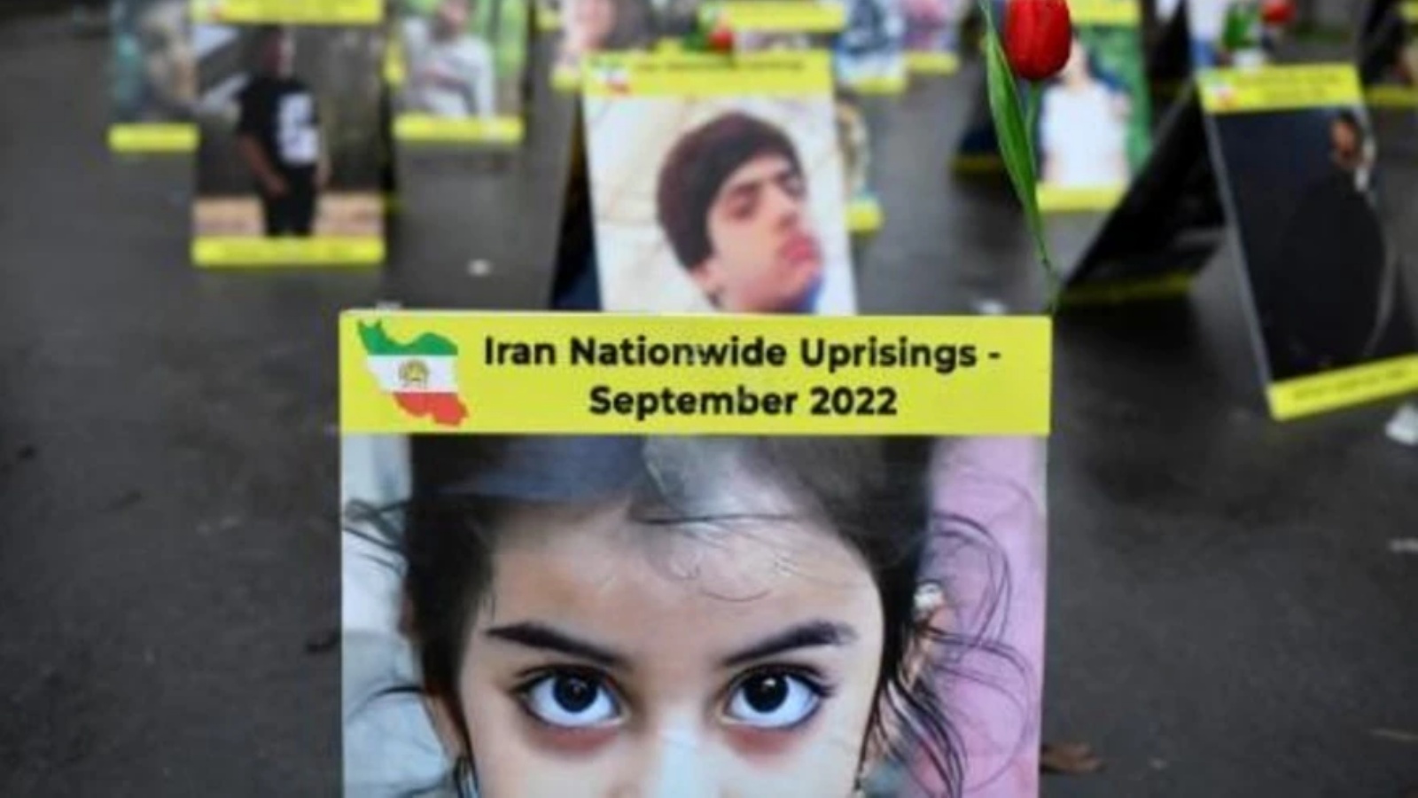 صورة التقطت قرب الجمعية الوطنية الفرنسية في باريس في 6 كانون الأول/ديسمبر تظهر لافتات عليها صور ضحايا حملة القمع في إيران