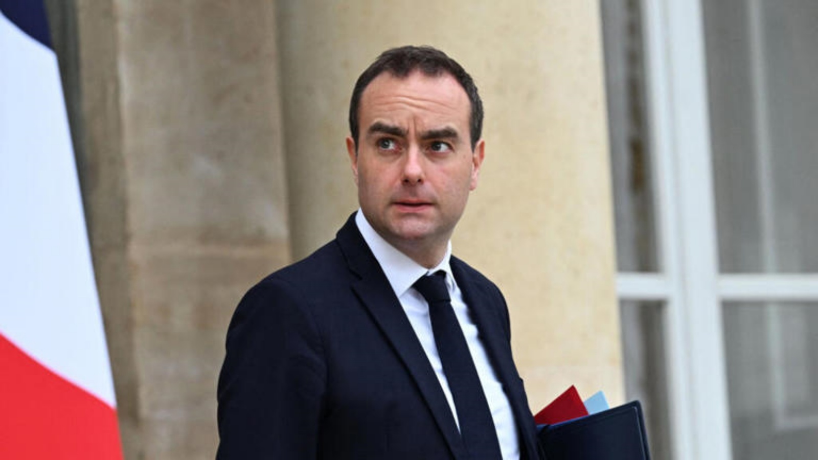 وزير الدفاع الفرنسي سيباستيان ليكورنو يخرج من قصر الإليزيه بعد الاجتماع الأسبوعي الأخير لمجلس الوزراء هذا العام، في باريس. الخميس 22 ديسمبر 2022