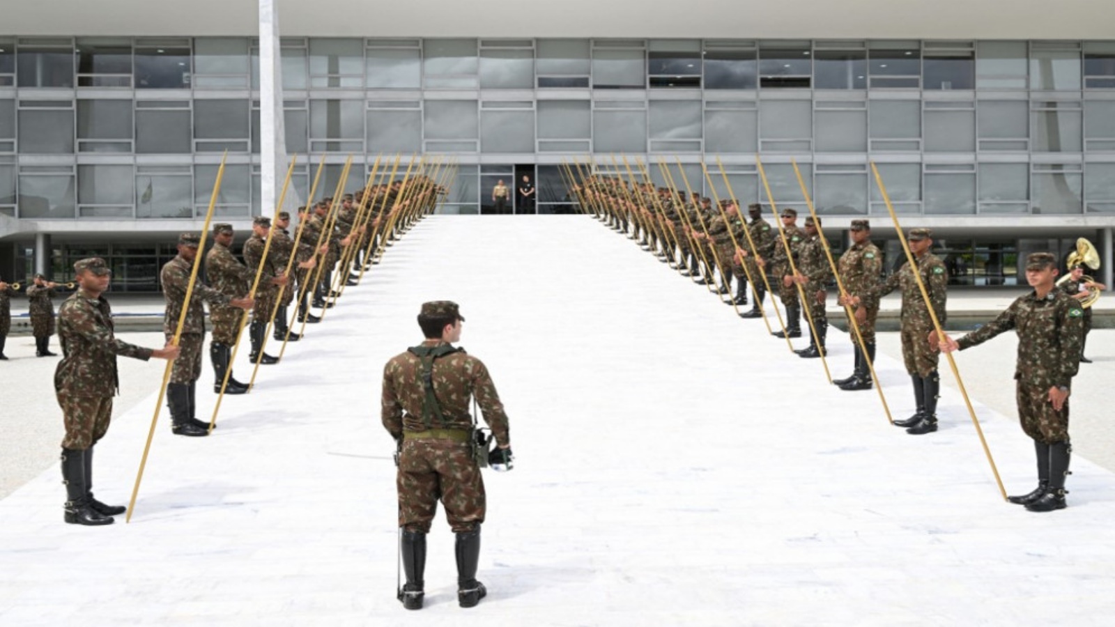جنود من الجيش البرازيلي يستعدون لحفل تنصيب الرئيس البرازيلي المنتخب لويس إيناسيو لولا دا سيلفا في قصر بلانالتو في برازيليا، 27 ديسمبر 2022