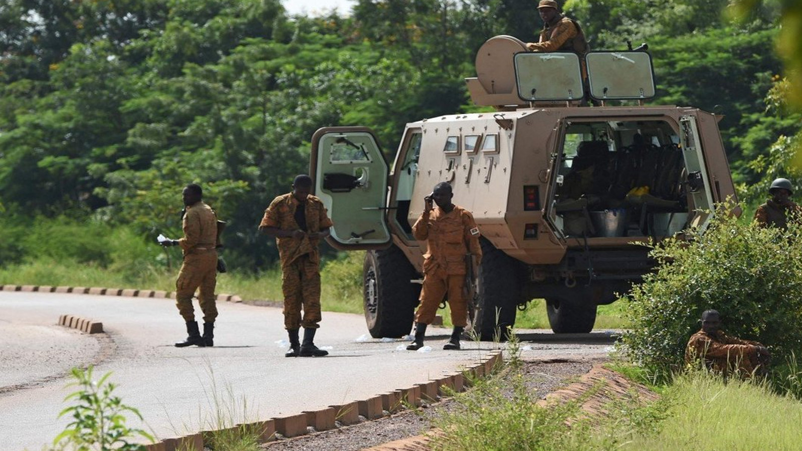 جنود يقومون بدورية بإحدى بلدات بوركينا فاسو