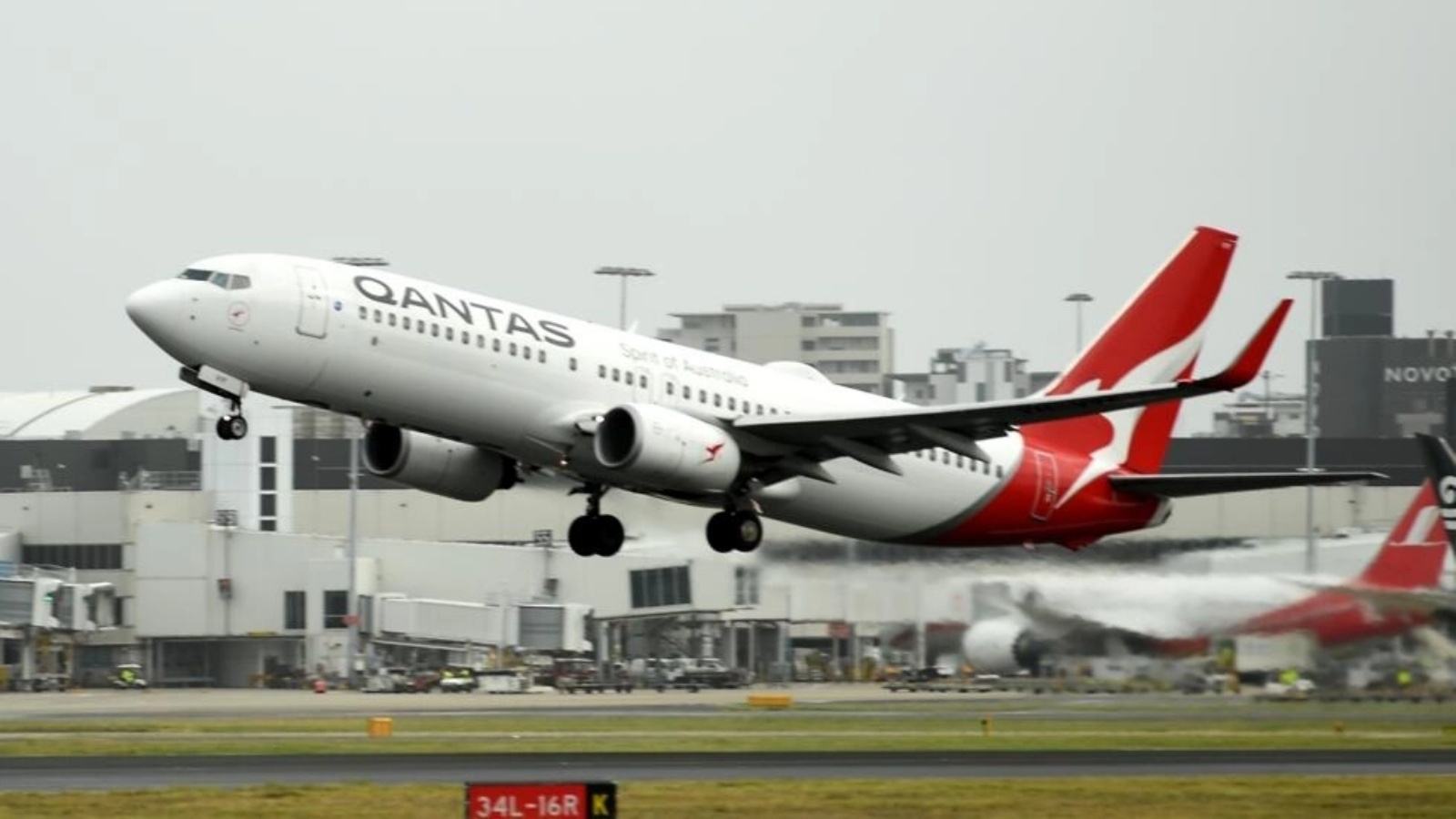 طائرة تابعة لكوانتاس لدى إقلاعها من مطار سيدني الدولي، في 6 مايو 2021