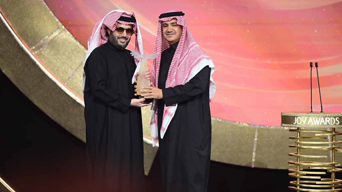 تسليم جائزة صناعة الترفيه الماسية للشيخ وليد الإبراهيم 