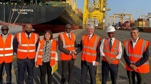  أندرو ميتشل يزور ميناء داكار لمناقشة ميناء الحاويات الجديد في نديان